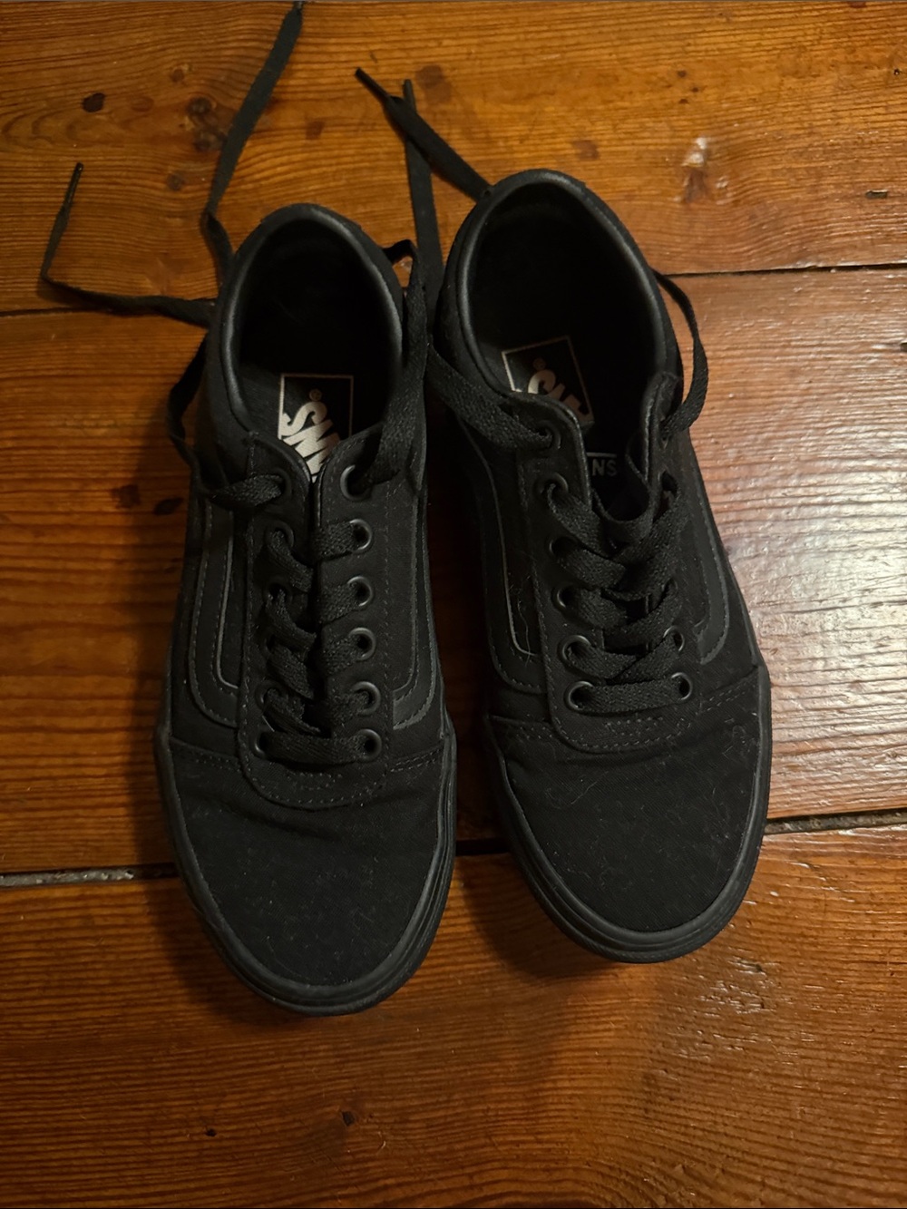 EUC Vans women/unisex sneakers in all black with gum soles. size 6